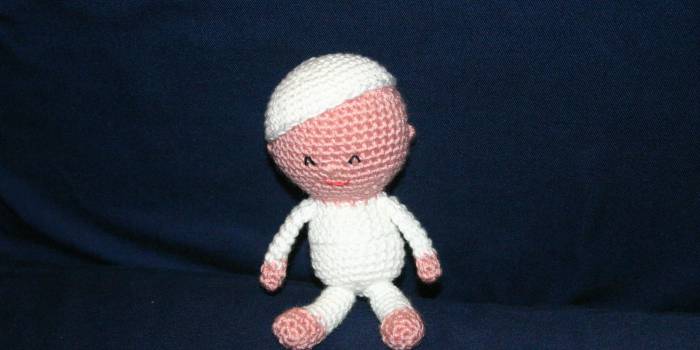 Muñeco de crochet con pijama y gorro blancos