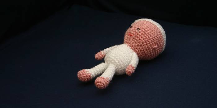 Muñeco de crochet con pijama y gorro blancos