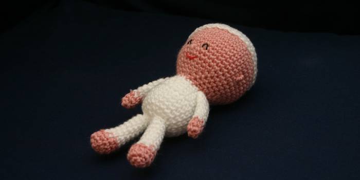 Muñeco de crochet con pijama y gorro blancos