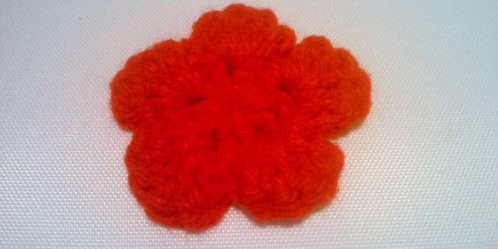 Broche de sencilla flor en crochet