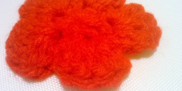 Broche de sencilla flor en crochet