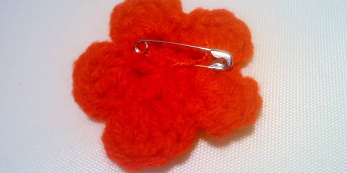 Broche de sencilla flor en crochet ((detalle del imperdible)