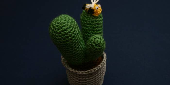 Cactus de crochet con abejita