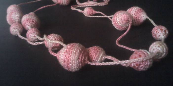 Collar de boliches amigurimi
