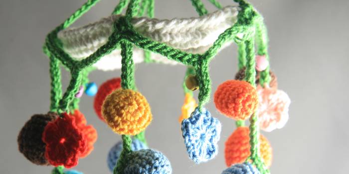 Movil de bolitas amigurumi