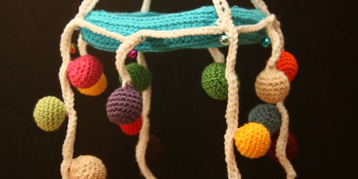 Movil de bolitas amigurumi