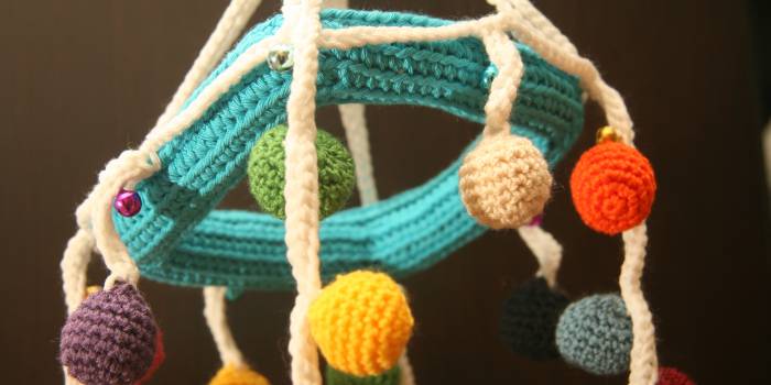 Movil de bolitas amigurumi