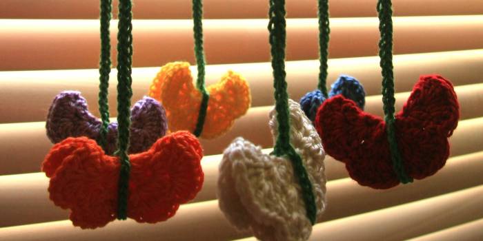 Móvil de mariposas para cuna