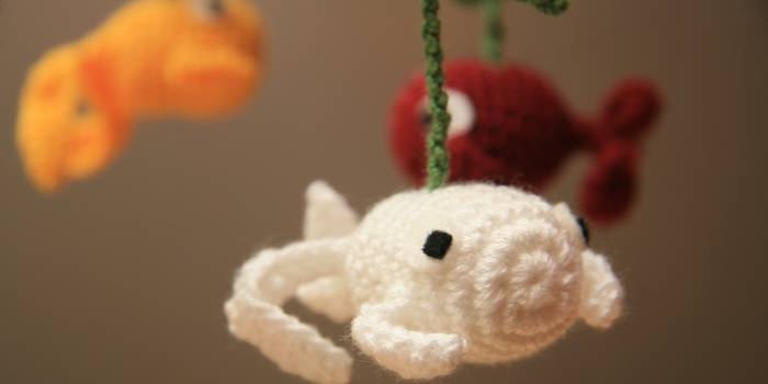 Movil de peces amigurumi