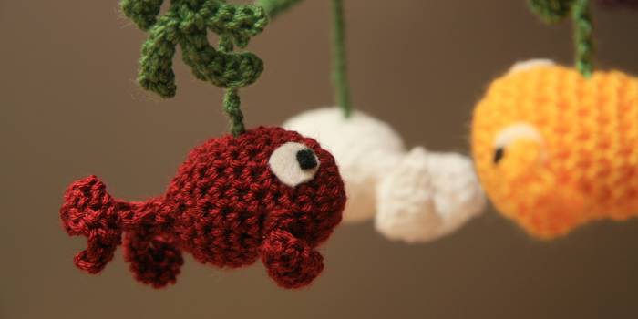 Movil de peces amigurumi