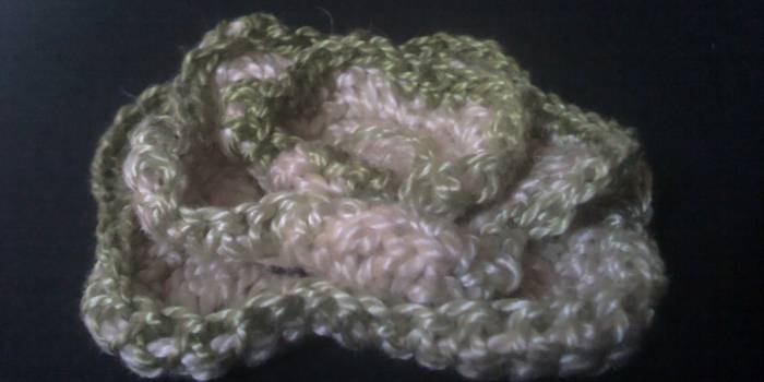Broche flor de crochet verde