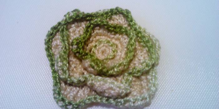 Broche flor de crochet verde