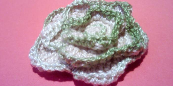 Broche flor de crochet verde