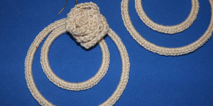Earring with rose