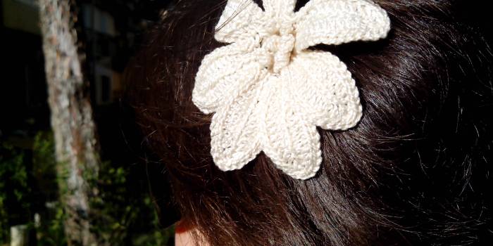 Simple lily hair pin