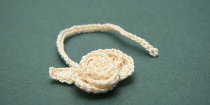 Marcapáginas de ganchillo con una rosa