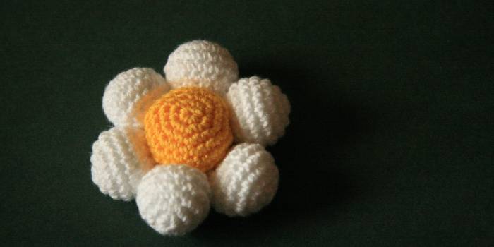 Flor amigurimi blanca