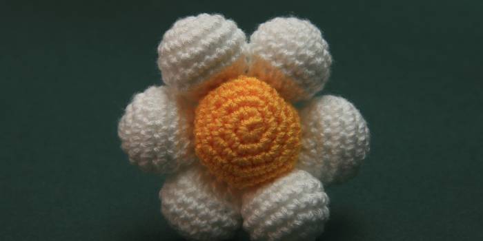 Flor amigurimi blanca