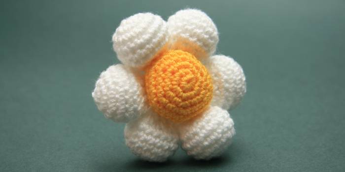 Flor amigurimi blanca