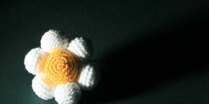 Flor amigurimi blanca