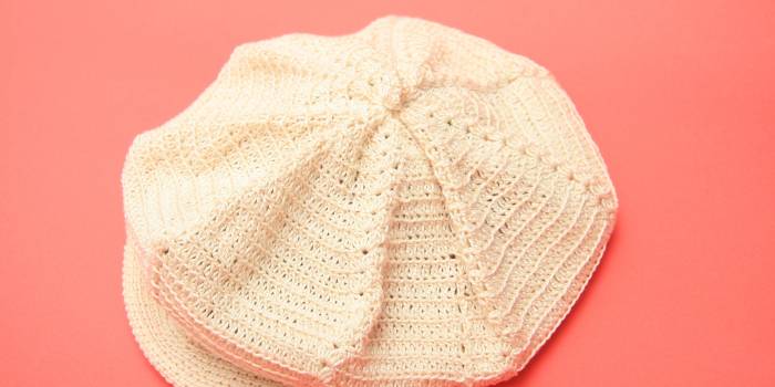 Gorra con visera de ganchillo