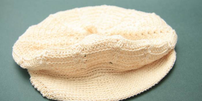 Gorra con visera de ganchillo