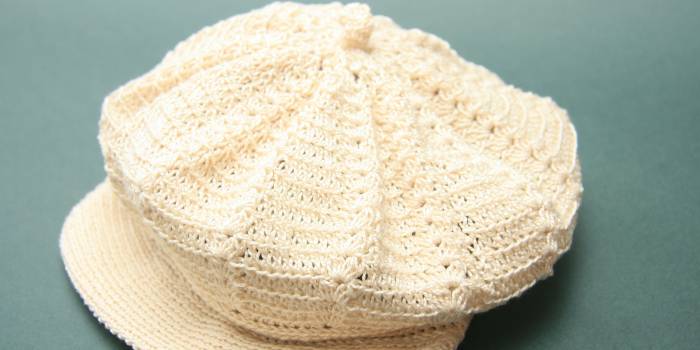 Gorra con visera de ganchillo