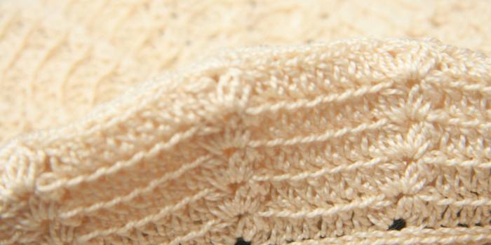 Gorra con visera de ganchillo