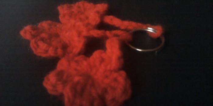 Llavero con flores en crochet