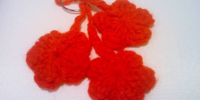 Llavero con flores en crochet