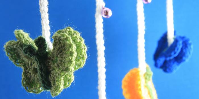 Móvil de mariposas en crochet para bebé