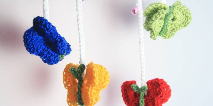 Móvil de mariposas en crochet para bebé