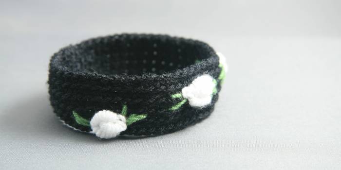 Pulsera de ganchillo con flores bordadas