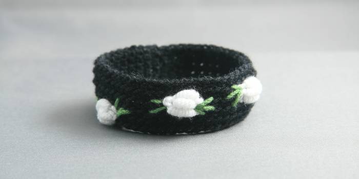 Pulsera de ganchillo con flores bordadas
