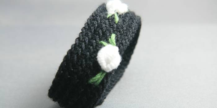 Pulsera de ganchillo con flores bordadas