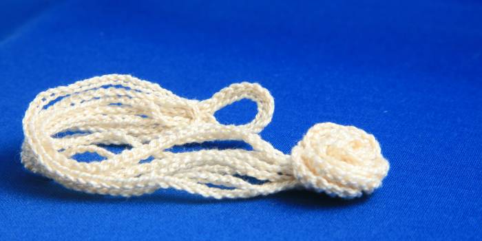 Pulsera de ganchillo con flor