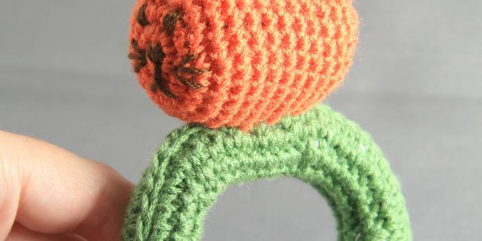 Sonajero de conejo amigurumi