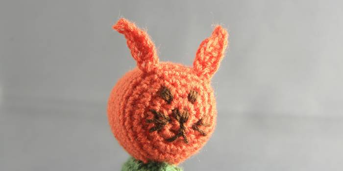 Sonajero de conejo amigurumi