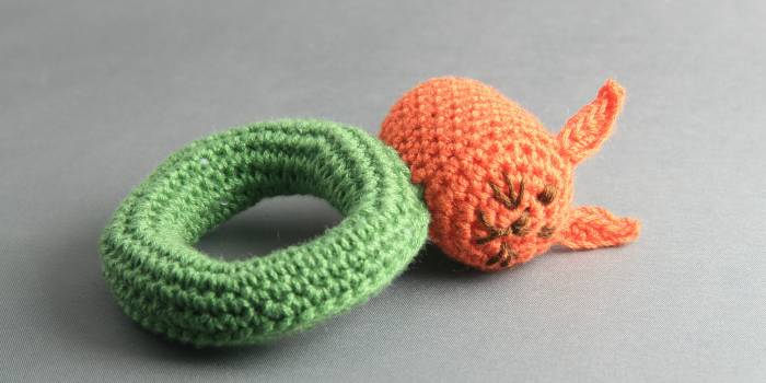 Sonajero de conejo amigurumi