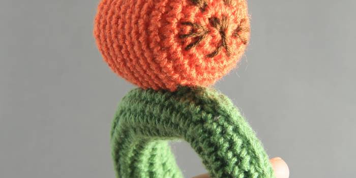 Sonajero de conejo amigurumi