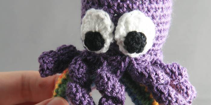 Sonajero de pulpo amigurumi