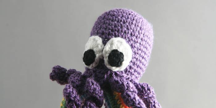 Sonajero de pulpo amigurumi