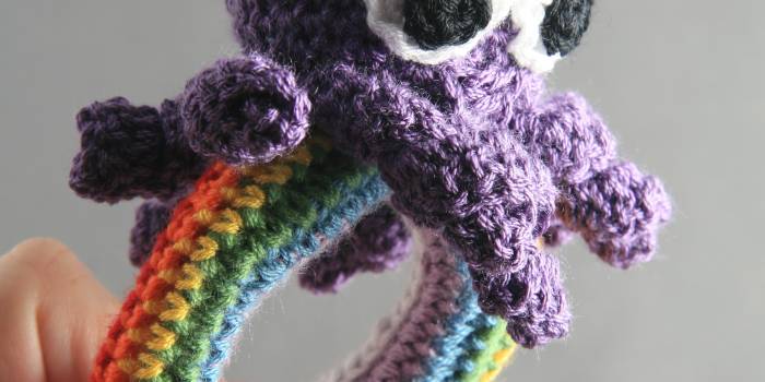 Sonajero de pulpo amigurumi