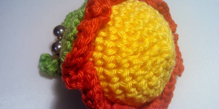 Sonjero de crochet con cascabeles