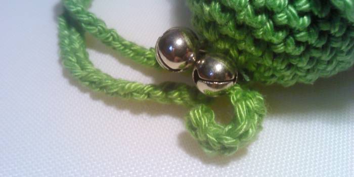 Sonjero de crochet con cascabeles
